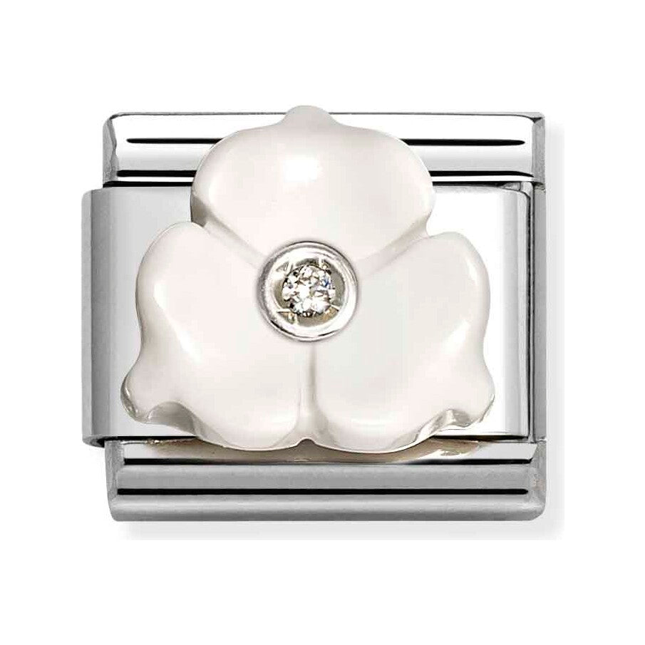 WHITE 3-petaled flower