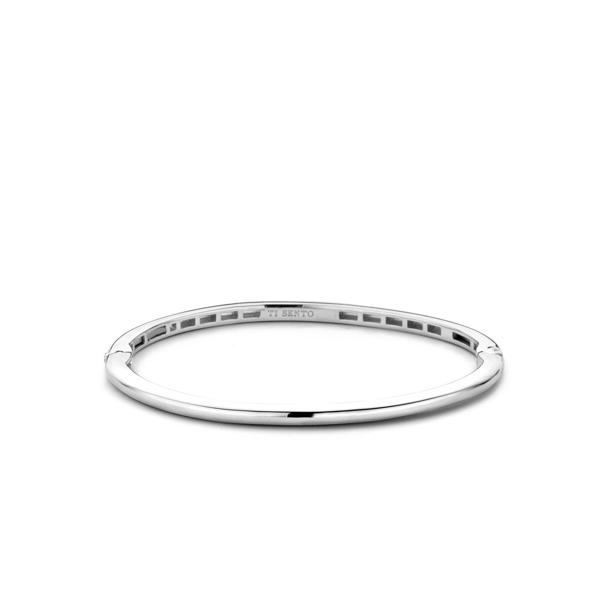 Classic Bangle Silver, medium.