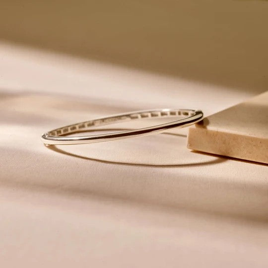 Classic Bangle Silver, medium.