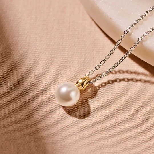 Necklace with pearl
