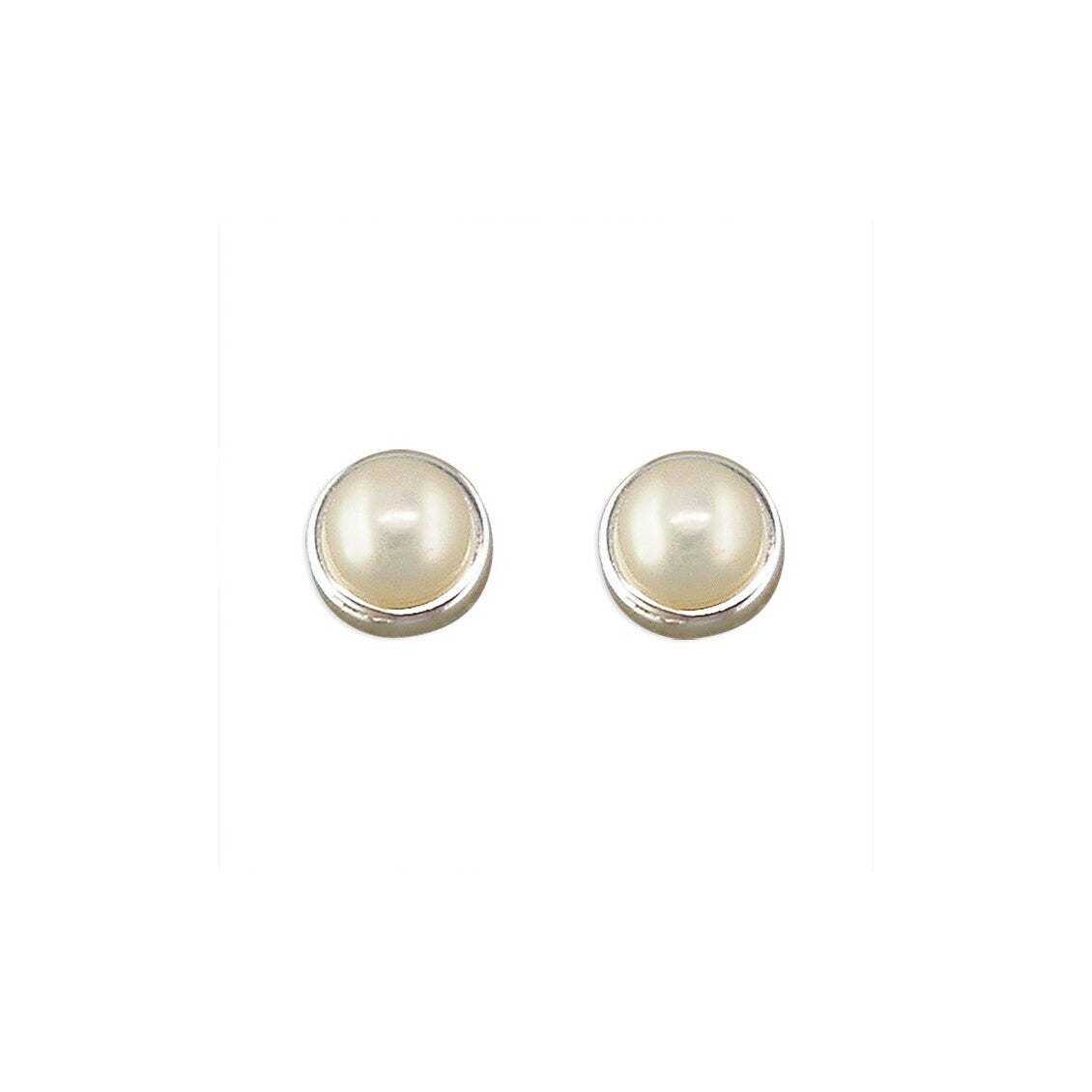 Small freshwater pearl in disc stud
